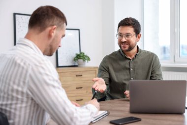 Ofiste müvekkil ile çalışan bir danışman. İş toplantısı