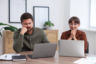 Adam, meslektaşının ofisteki başarısını kıskanıyor.