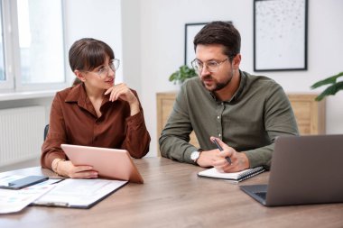 Ofiste müvekkil ile çalışan bir danışman. İş toplantısı