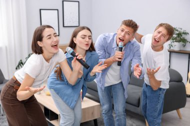 Evde karaoke şarkı arkadaş grubu