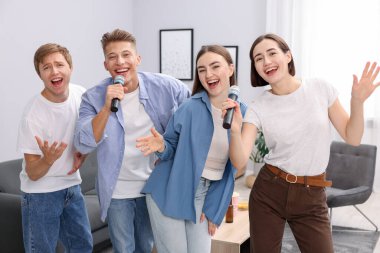 Evde karaoke şarkı arkadaş grubu