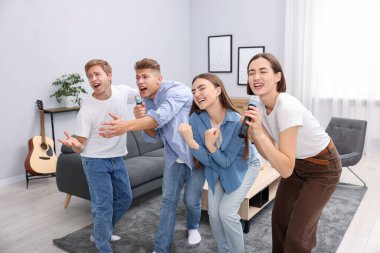 Evde karaoke şarkı arkadaş grubu