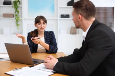 Ofiste müvekkil ile çalışan bir danışman. İş toplantısı