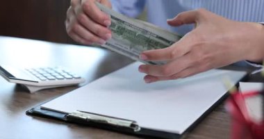 Masada dolar sayan bir kadın, yakın plan.