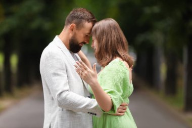 Evlilik teklifi yapıyor. Nişan yüzüğü gösteren ve dışarıda nişanlısına sarılan bir kadın.