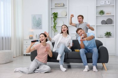 Evde karaoke şarkı arkadaş grubu