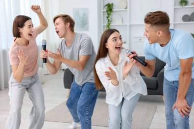 Evde karaoke şarkı arkadaş grubu