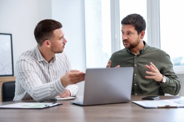 Ofiste müvekkil ile çalışan bir danışman. İş toplantısı