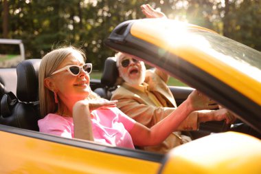 Üst düzey çift şehirde Cabriolet sürüşünün keyfini çıkarıyor, seçici odaklanma