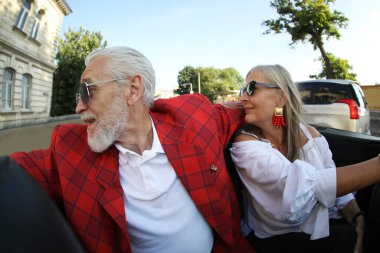 Üst düzey bir çift şehirde gezintiyi seviyor, geniş açılı mercek.