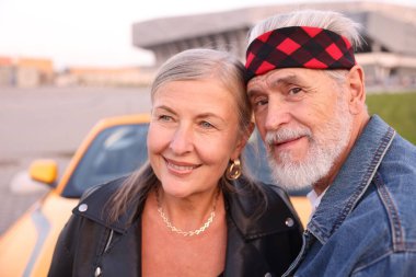 Modern Cabriolet yakınlarında şık bir yaşlı çift.