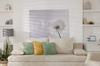 Lambalı, çiçekli ve kanepeli şık bir oturma odası. İç tasarım