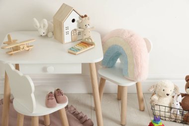 Çocuk odasında farklı şirin oyuncaklar ve mobilyalar.