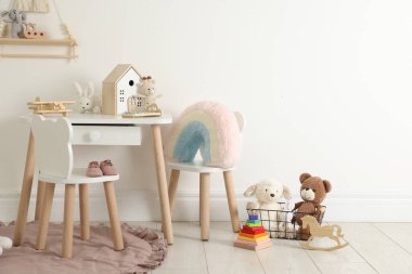 Çocuk odasında farklı şirin oyuncaklar ve mobilyalar. Metin için boşluk