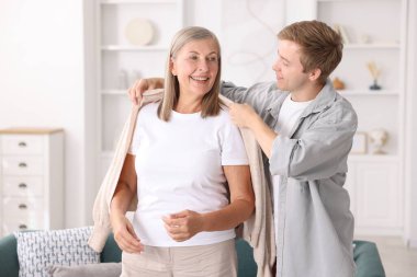 Oğlu evde mutlu annesine bakıyor. Aile bağı