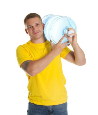 Beyaz arka planda serin su şişesi olan teslimatçı.