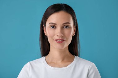 Mavi arka planda güzel bir kadının portresi