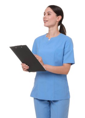 Üniformalı gülümseyen hemşire beyaz arka planda panoya yazı yazıyor.