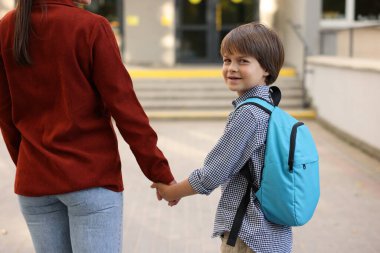 Anne oğlunu açık hava okuluna götürüyor, yakın çekim.