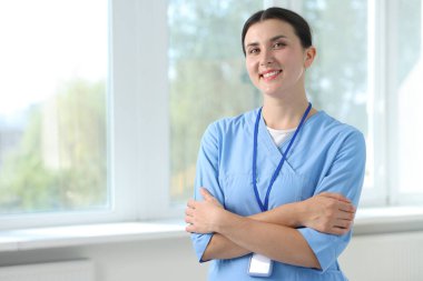 Pencerenin yanında üniformalı hemşire, mesaj için yer var.