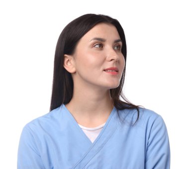 Beyaz arka planda üniformalı hemşire portresi