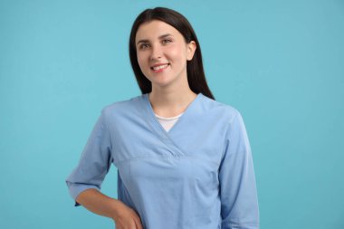 Açık mavi arka planda üniformalı hemşire