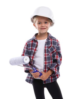 Meslek seçimi. Beyaz arka planda boyacı gibi davranan şapkalı küçük kız.