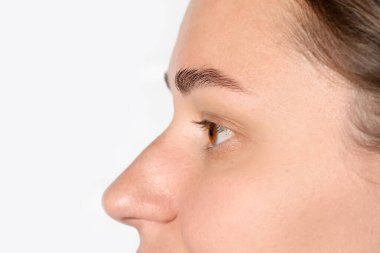 Işıklı arka planda güzel gözleri olan bir kadın, yakın plan. Metin için boşluk