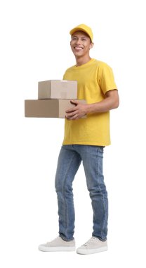 Beyaz arka planda paketleri olan genç kurye