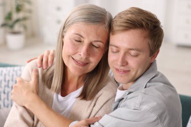 Mutlu oğul ve annesi evde. Aile bağı