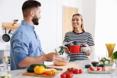 Mutfakta birlikte yemek pişiren mutlu çift.