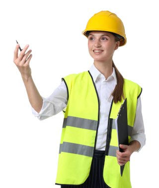 Beyaz arka planda panosu olan sert şapkalı mühendis portresi ve yansıtıcı yelek