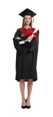 Mezuniyet elbisesi ve havan tahtasıyla beyaz arka planda diploması olan mutlu genç bir kadın.