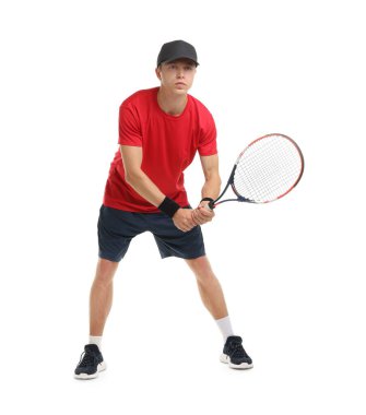 Beyaz arka planda tenis raketi olan bir adam.