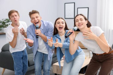 Evde karaoke şarkı arkadaş grubu