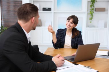 Ofiste müvekkil ile çalışan bir danışman. İş toplantısı