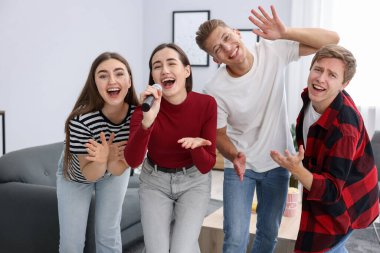 Evde karaoke şarkı arkadaş grubu