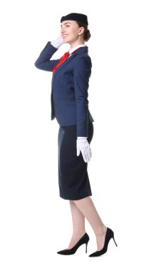 Beyaz arka planda üniformalı hoş bir hostes.