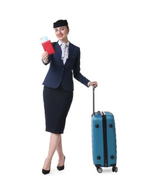 Beyaz arka planda bavulu, pasaportu ve biletleri olan pozitif hostes.