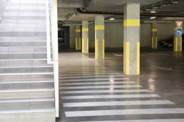 Boş yeraltı otoparkı, ayrılmış noktalar, yaya geçidi ve merdivenleri.