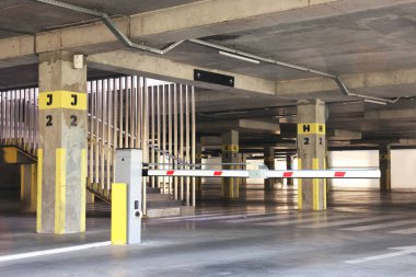 Yeraltı otoparkı, bar kapısı, ayrılmış yerler, yaya geçidi ve merdivenler.