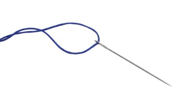 Mavi iplikli dikiş iğnesi beyazda izole edilmiş.