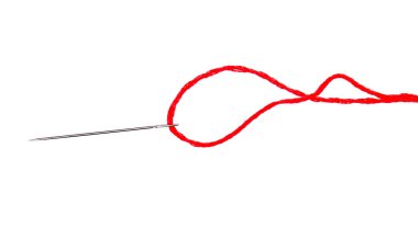 Kırmızı iplikli dikiş iğnesi beyaza izole edilmiş.