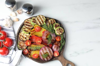 Vejetaryen barbeküsü. Lezzetli ızgara sebzeler beyaz mermer masada servis edilir. Metin için boşluk