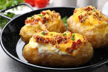 Gri masadaki fırında patatesler, yakın plan.