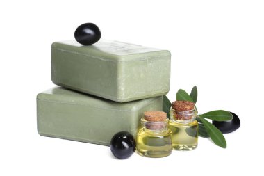 Doğal sabun barları, yağ, zeytin ve yapraklar beyaza izole edilmiş.