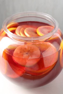 Beyaz masada meyveli kokteyl, yakın plan. Tazeleyici içecek.