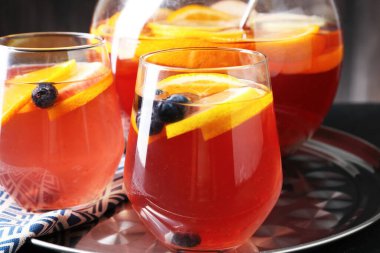 Siyah masada meyveli punç, yakın plan. Tazeleyici içecek.