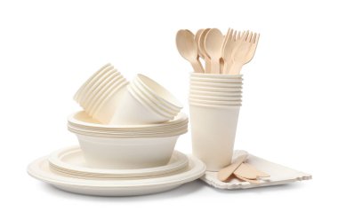 Tek kullanımlık sofra takımı beyaz üzerine izole edildi