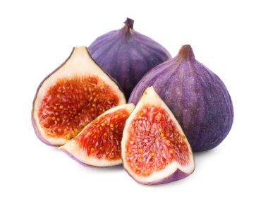 Tam ve kesilmiş incirler beyazda izole edilmiş.